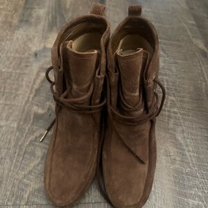 Michael Kors size 6.5 leather elevated heel shoe